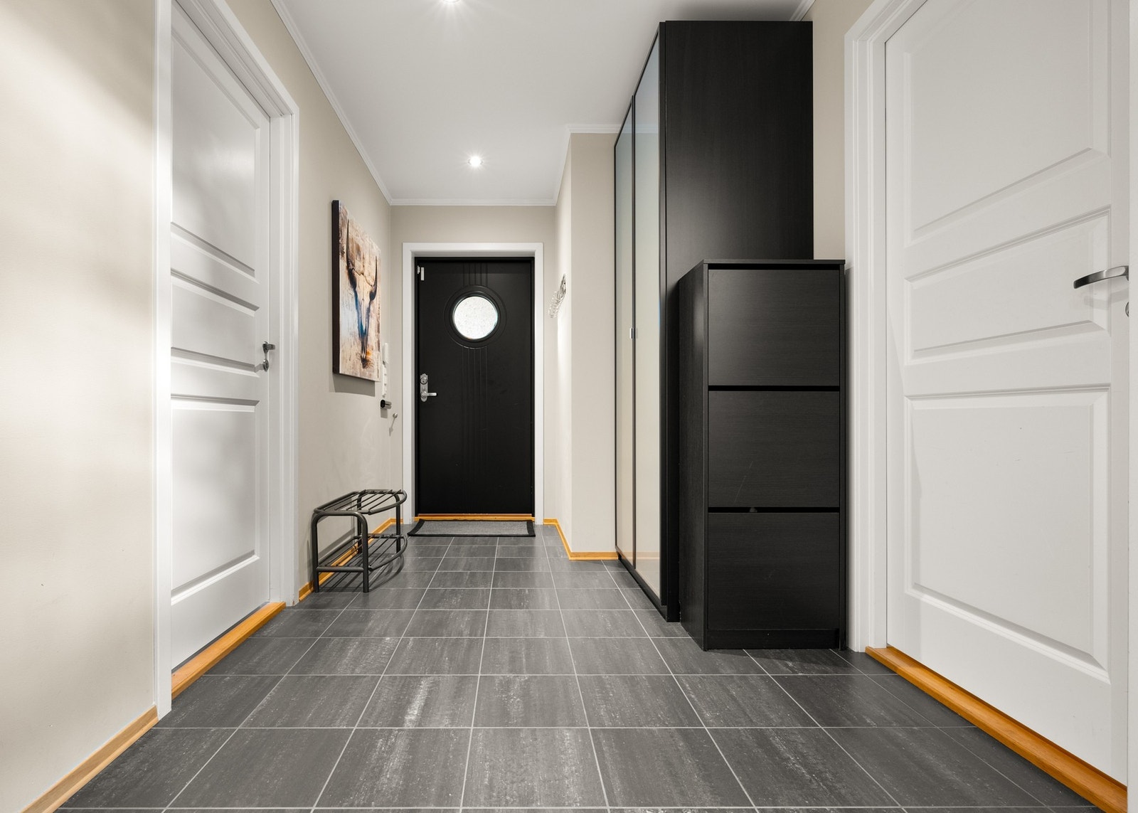 Romslig hall Galleribilde