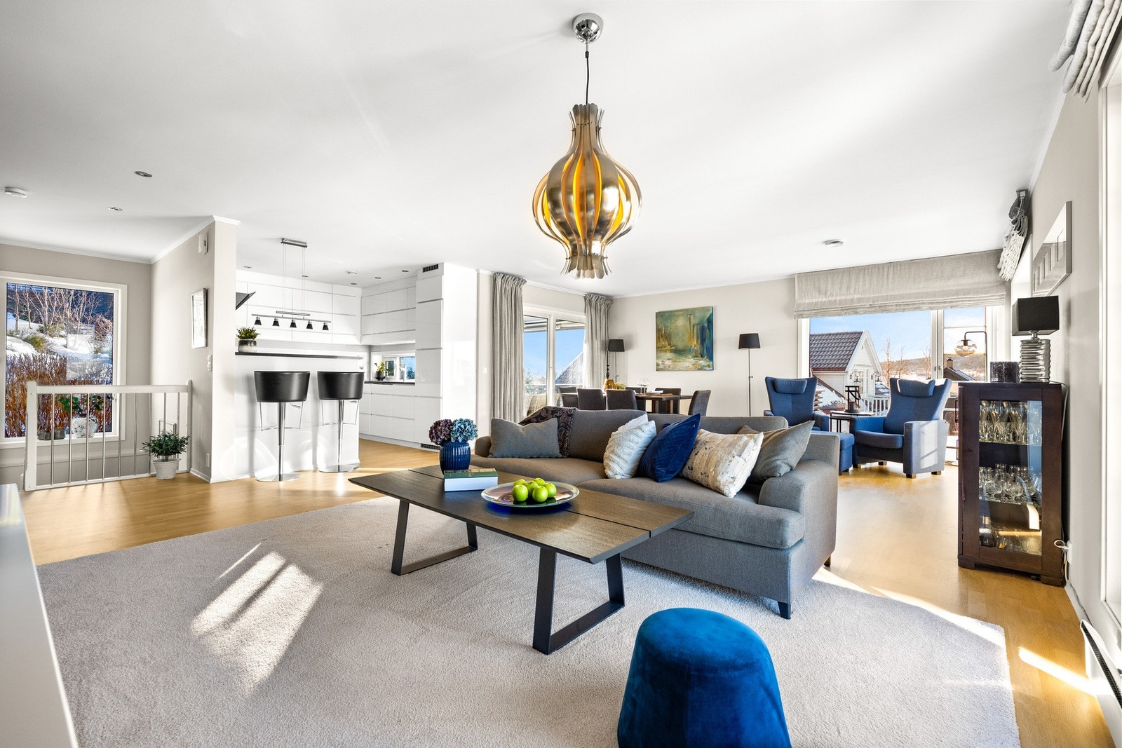 Her er det god plass til flere sittegrupper Galleribilde