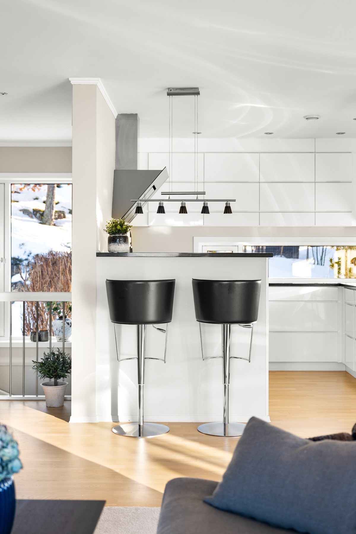 Detaljbilde fra kjøkkenet - praktisk benkeløsning i overgangen mot stuen for de raske måltidene Galleribilde