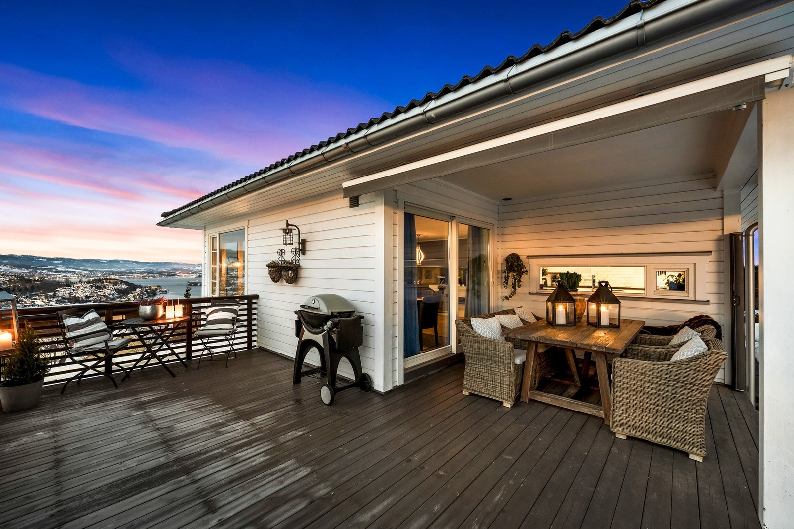 Stor og flott terrasse utenfor stuen Galleribilde