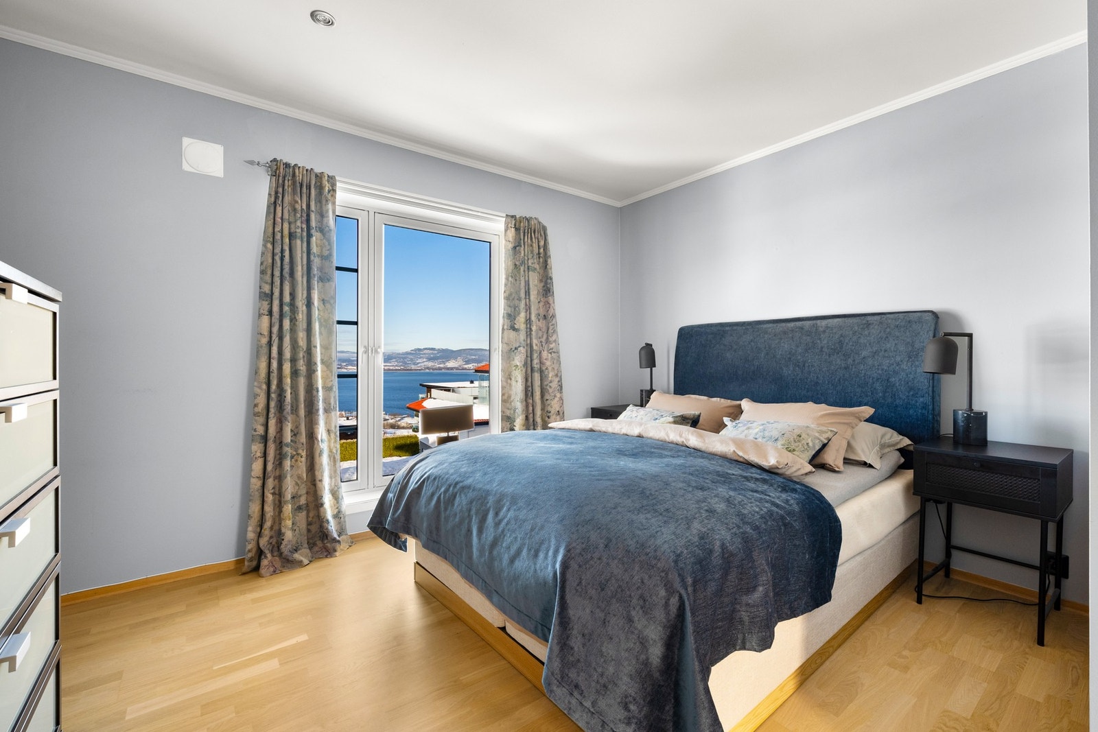 Praktisk foreldreavdeling med stort soverom Galleribilde