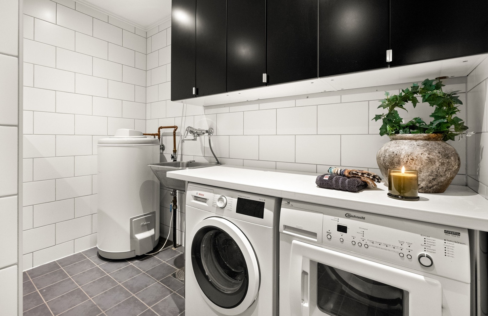Praktisk innredning adskilt for plass til vaskemaskin og tørketrommel. Galleribilde