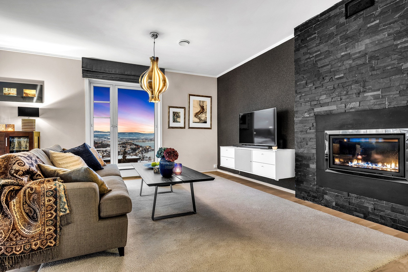 Man har satt inn en flott gass-peis for oppvarming eller bare for kos og hygge Galleribilde