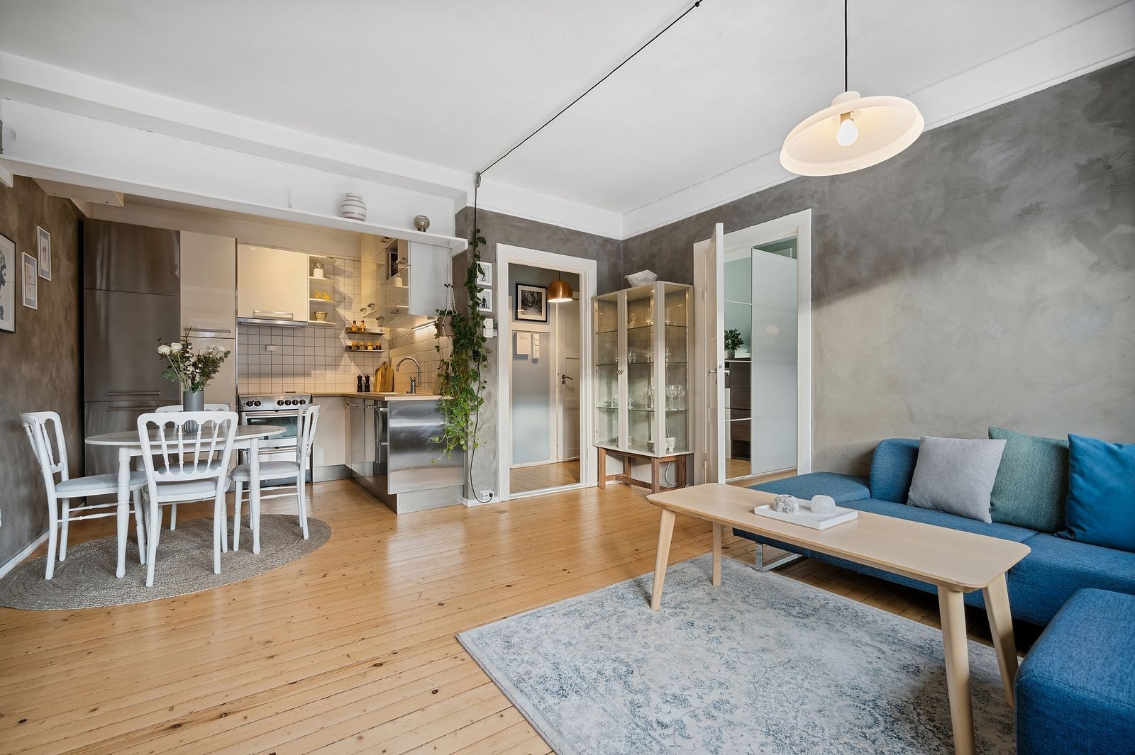 Åpen stue/kjøkken løsning, med utgang til gang og soverom Galleribilde