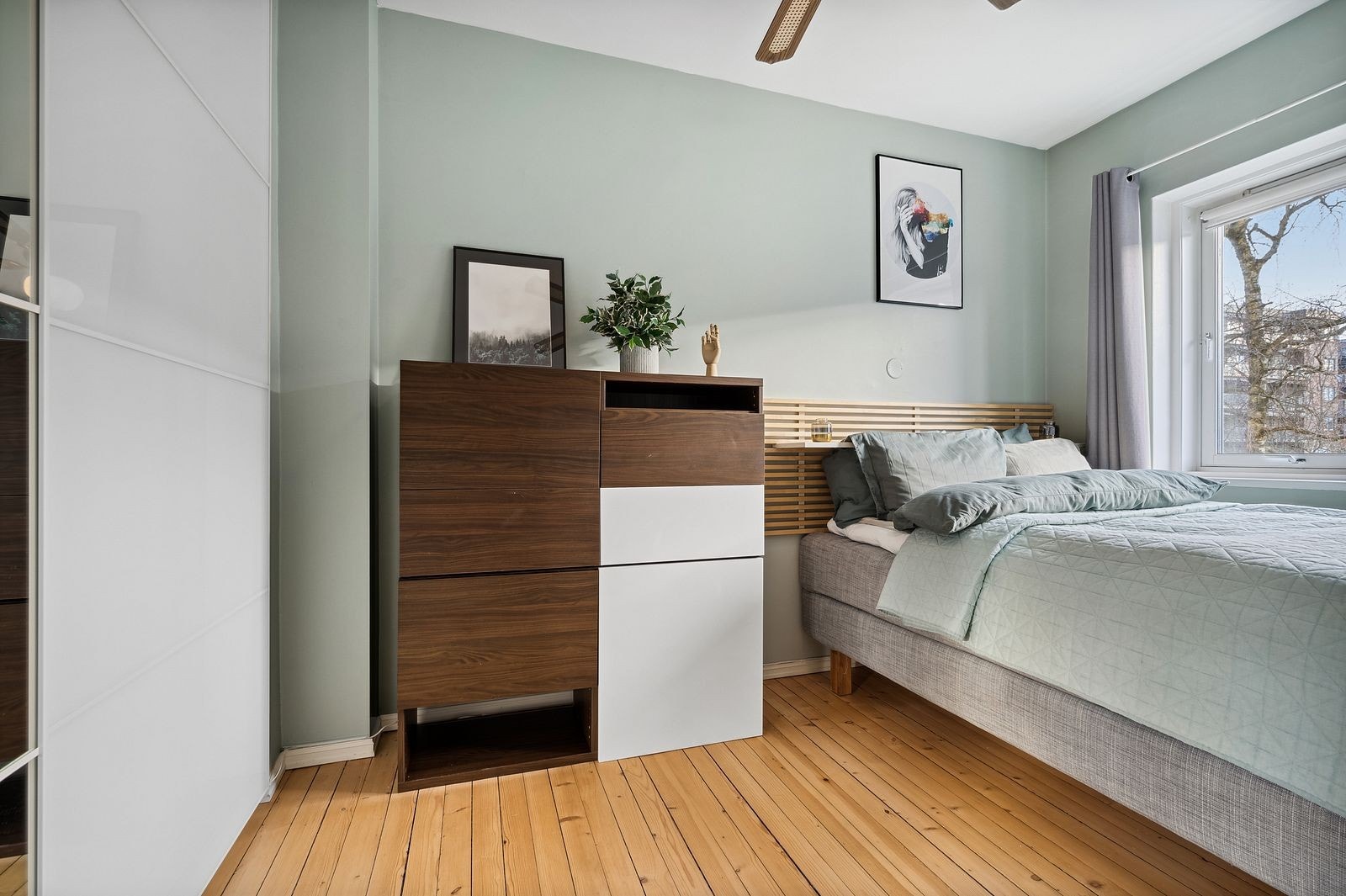 Romslig og innbydende soverom med skyvedørsgarderobe Galleribilde