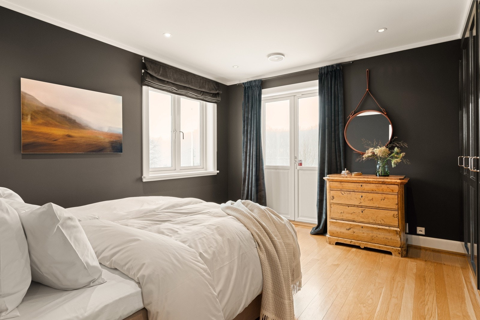 Hovedsoverommet har dagslys fra to sider og utgang til en sydvestvendt veranda med nydelig utsyn over egen frukthage. Galleribilde