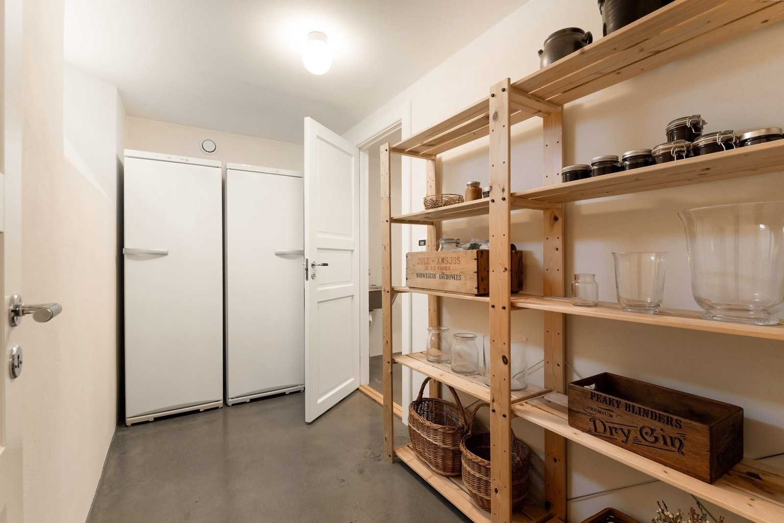 Svært gode lagringsmuligheter i flere boder i kjelleren. Galleribilde