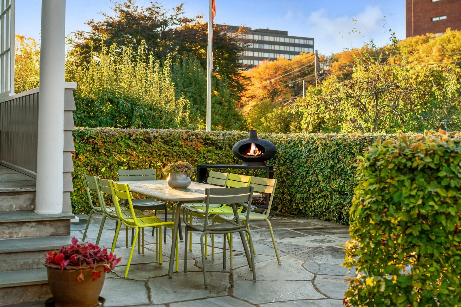 Fra verandaen i 1. etasje fører en trapp ned til en nyere skiferterrasse av god størrelse, perfekt for grilling eller uteselskap. Galleribilde