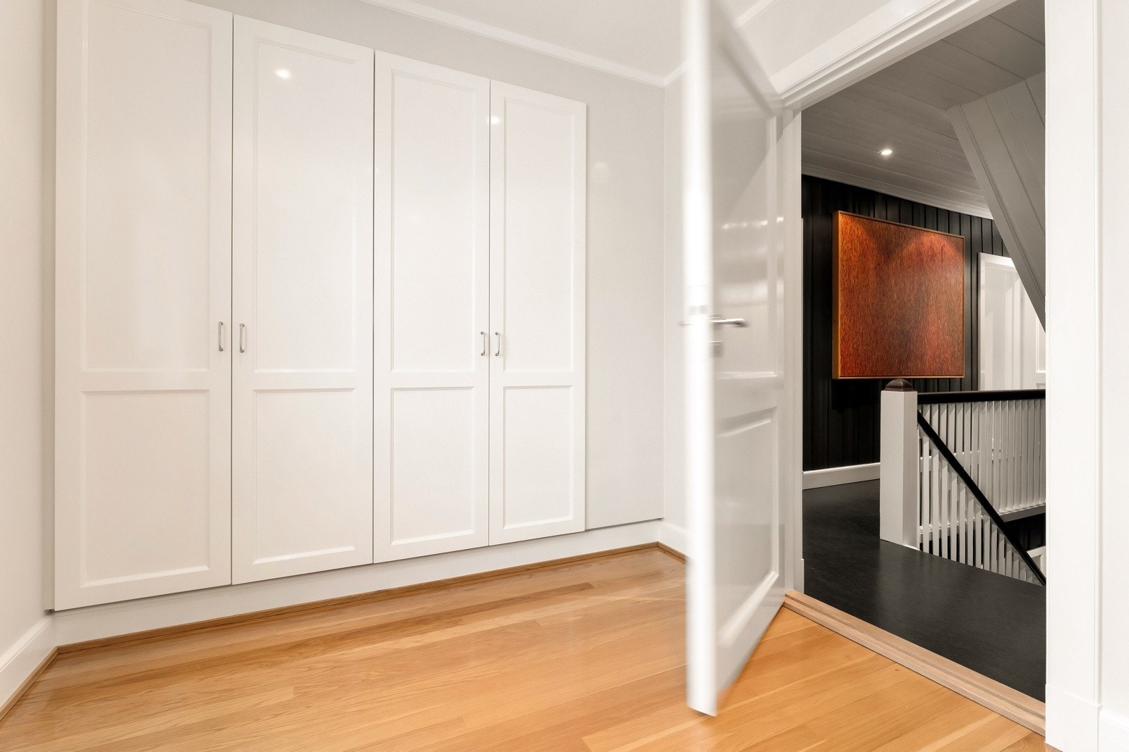 Tre av soverommene i denne etasjen er innredet med snekkerbygde garderobeskap. Galleribilde