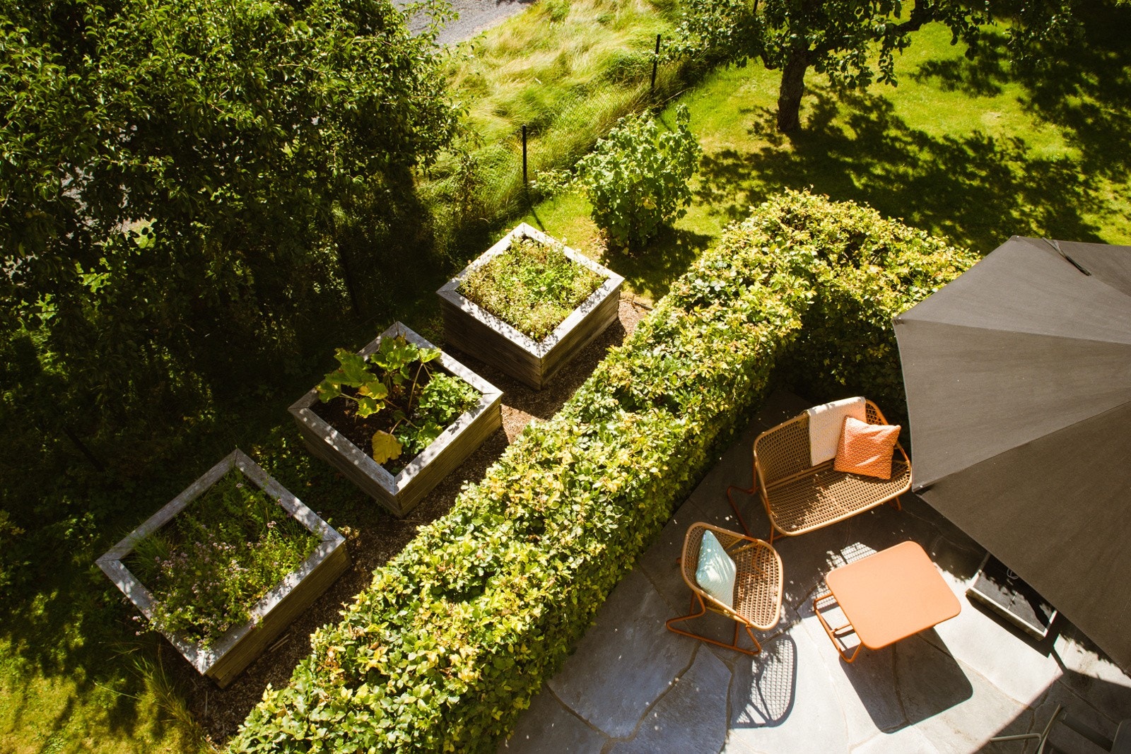 På tomten finnes grønne plenarealer for lek og avslapning, en nydelig frukthage og opphøyde urte- og grønnsaksbed legger til rette for ferske smaker rett fra hagen. Galleribilde