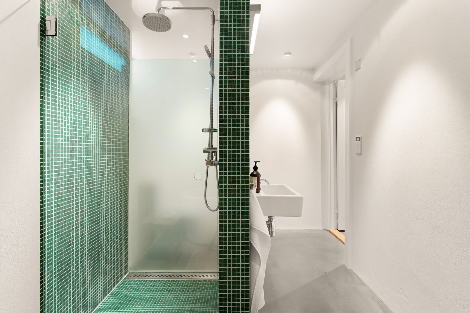 Dusjnisjen har lekre glassmosaikk fliser og frostet glassvegg mot WC. Galleribilde