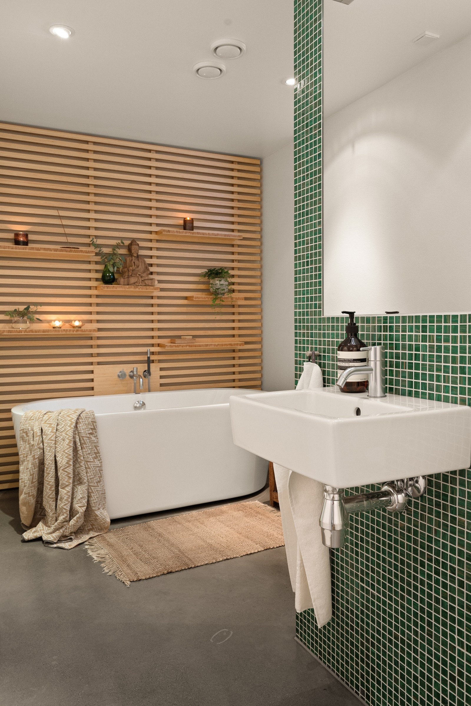 Kubisk servant og et toalett fra Duravit. Armaturer til servanten og badekaret er i klassisk design fra Vola. Galleribilde