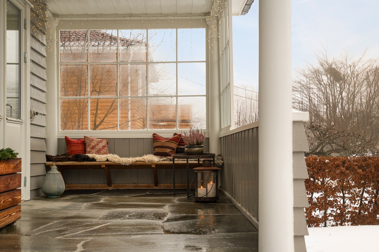 Villaen har flere gode uteplasser, som denne rett utenfor stuen. Galleribilde