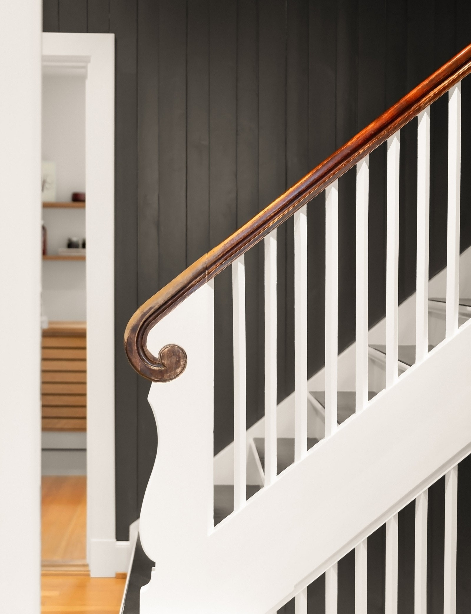 Pent oppusset trappeløp fører til en innholdsrik kjeller og en andre etasje med soveromsfløy og baderom. Galleribilde