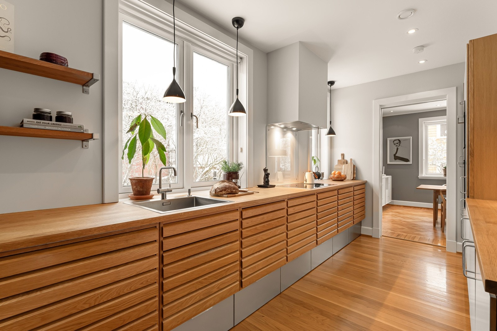 Kjøkkenet er lyst og herlig med dagslys fra flere vinduer mot nordøst. Galleribilde