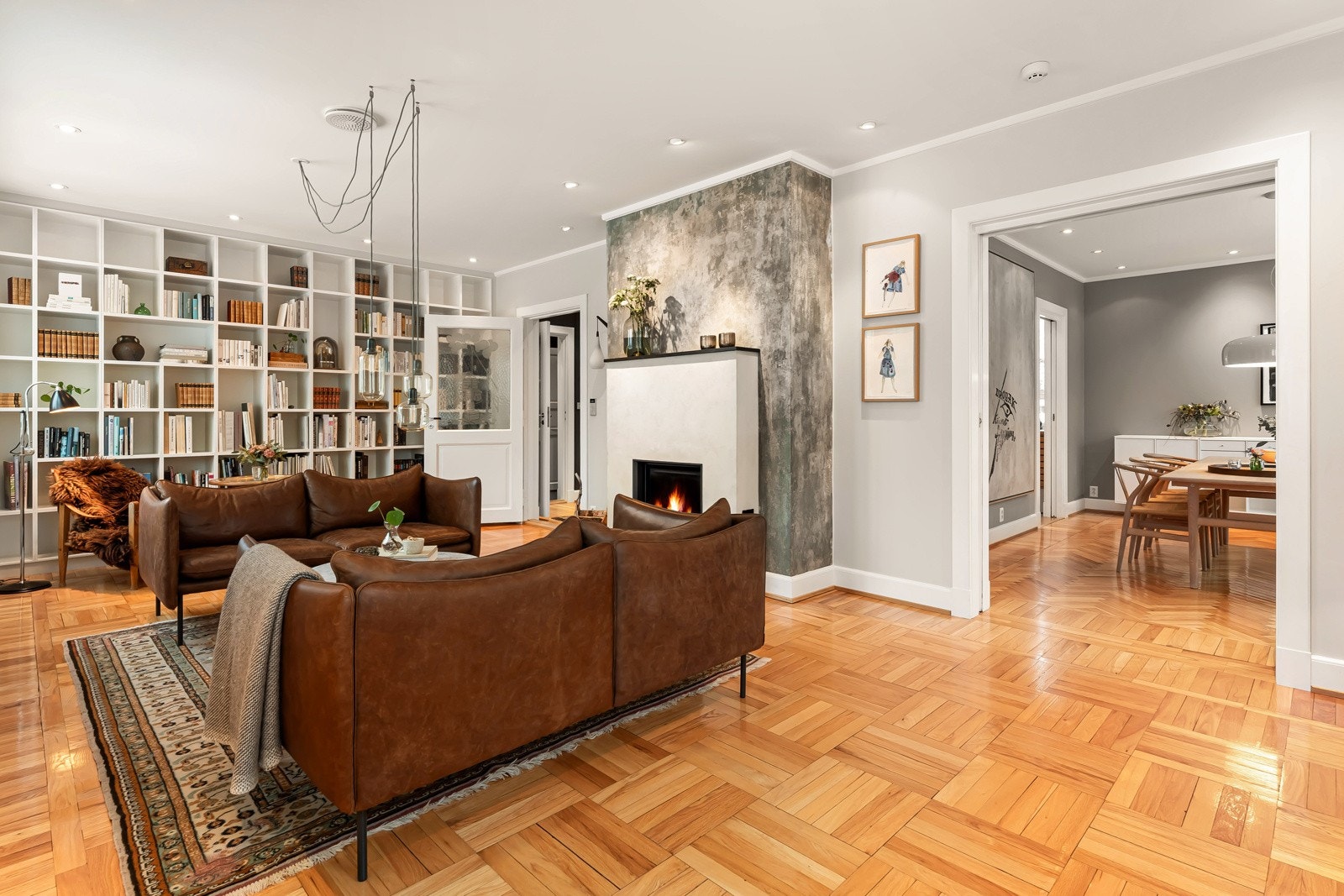 Stuen er utstyrt med snekkerbygd bokhylle fra gulv til tak, og har original stavparkett. Galleribilde