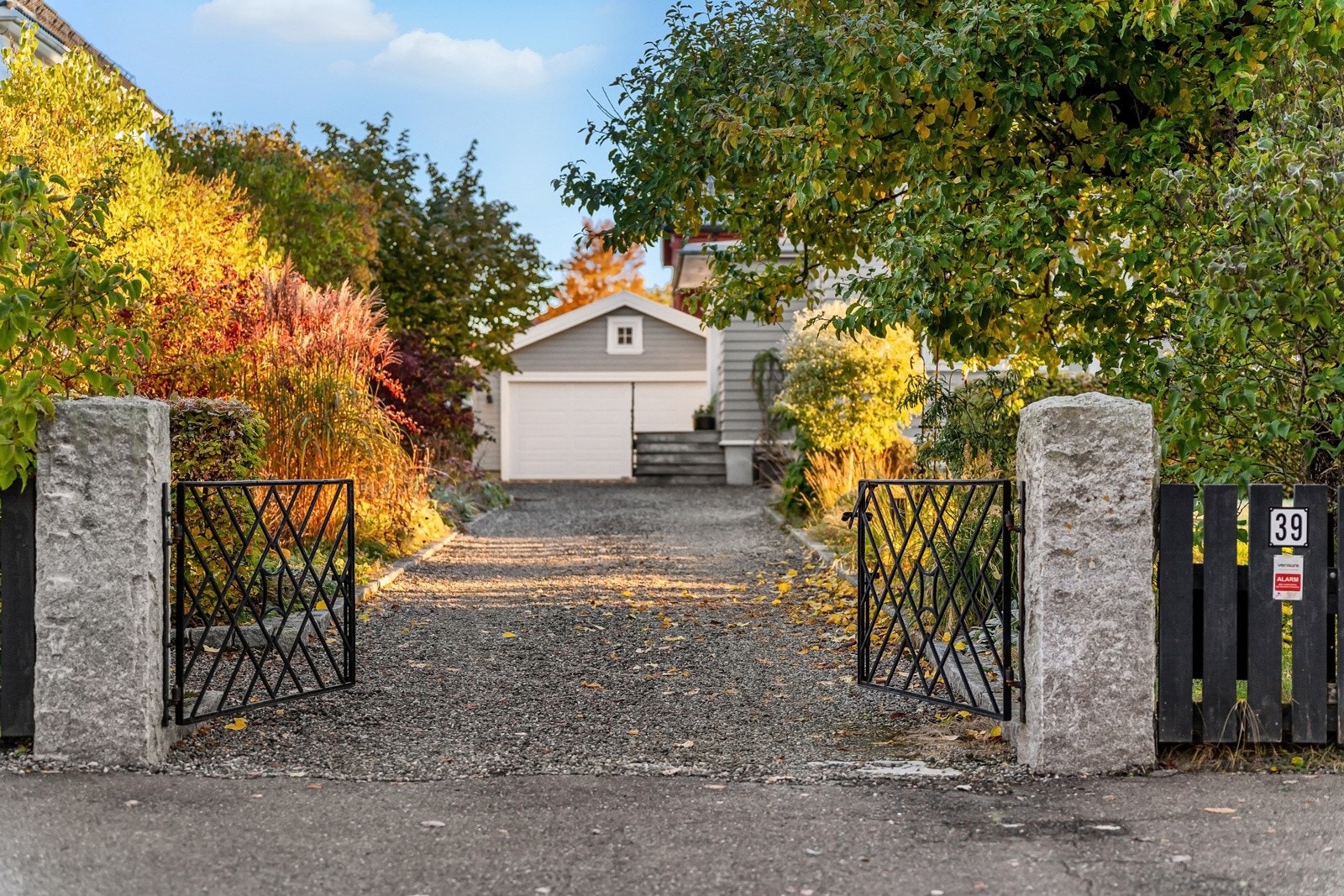 En ny oppkjørsel og gårdsplass, belagt med elvegrus og kantet med storgatestein i granitt, rammer eiendommen inn på ryddig vis. Galleribilde