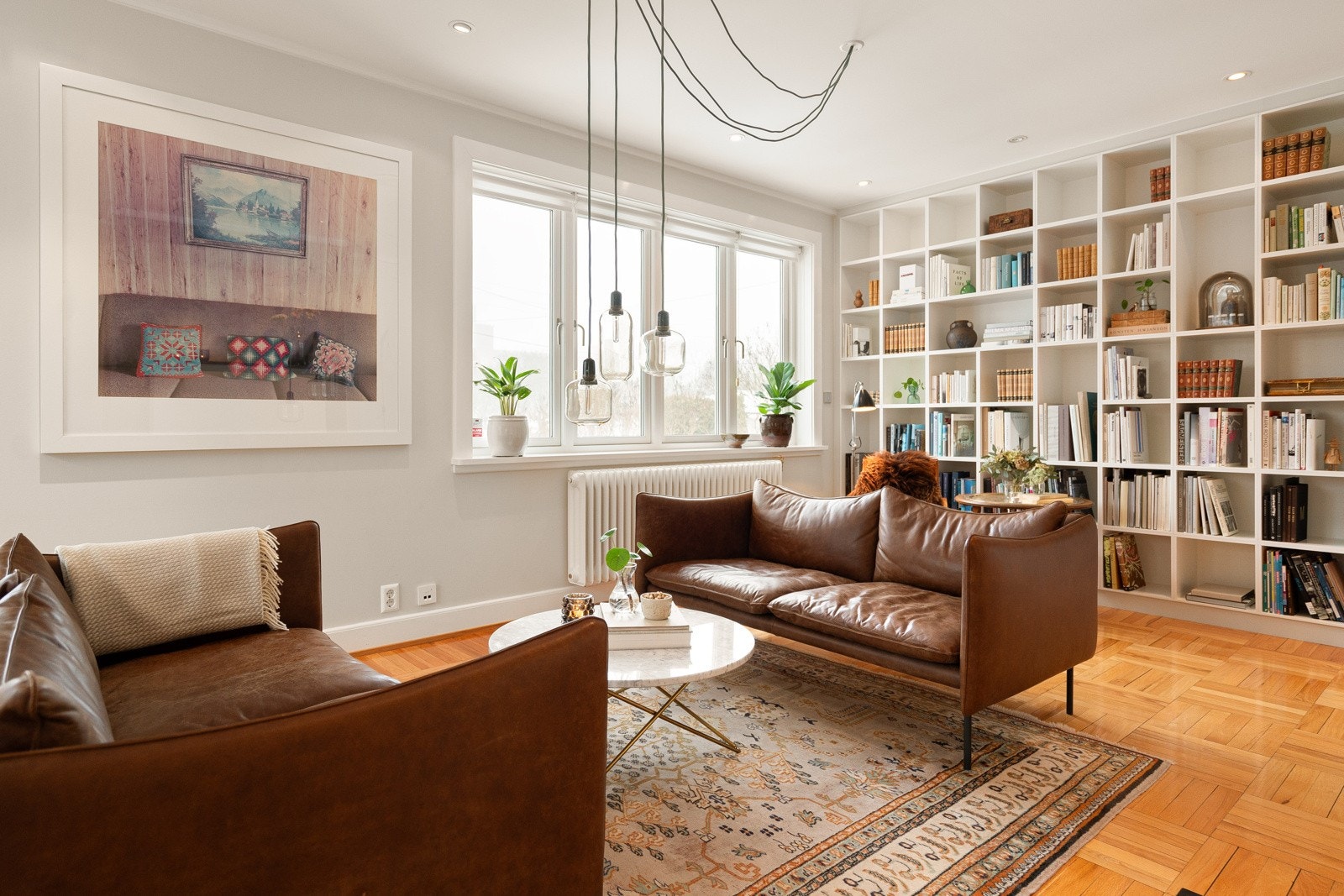 Fra stuen er det utgang til den lune verandaen som videre har trapp ned til markterrassen. Galleribilde