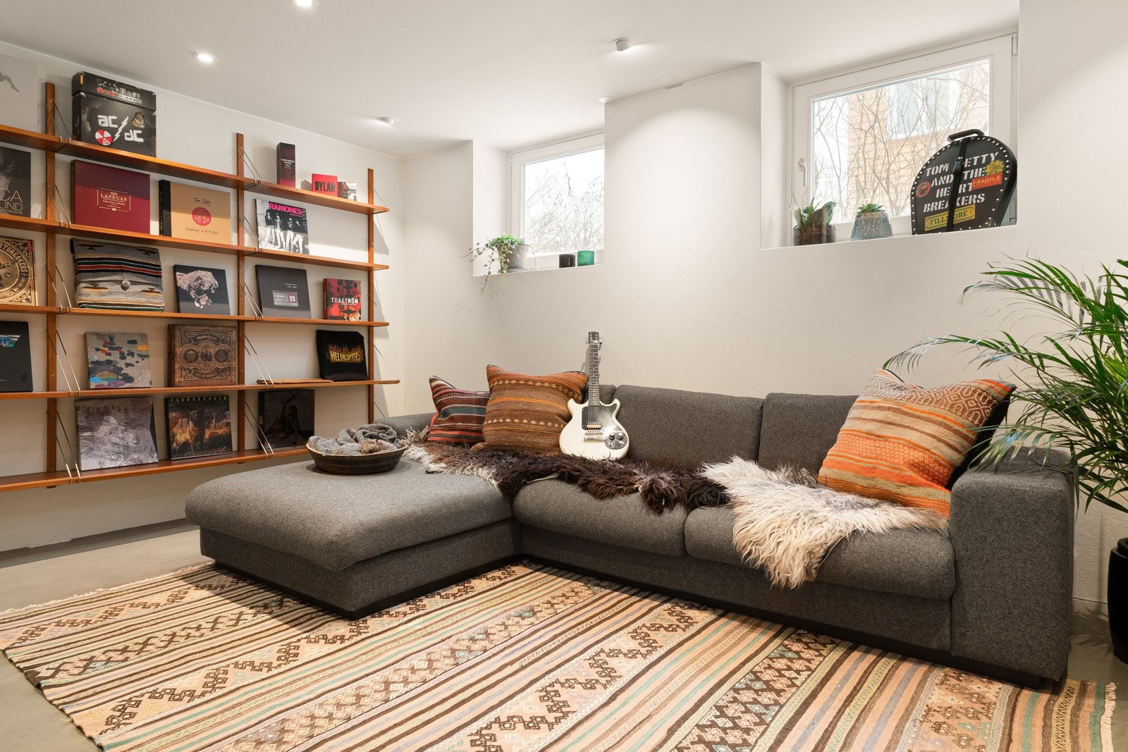 Kjelleren ble gjenstand for større påkostninger i 2011 og 2012, med pigging av gulv for å få bedre takhøyde, nye overflater og vannbåren gulvvarme. Galleribilde