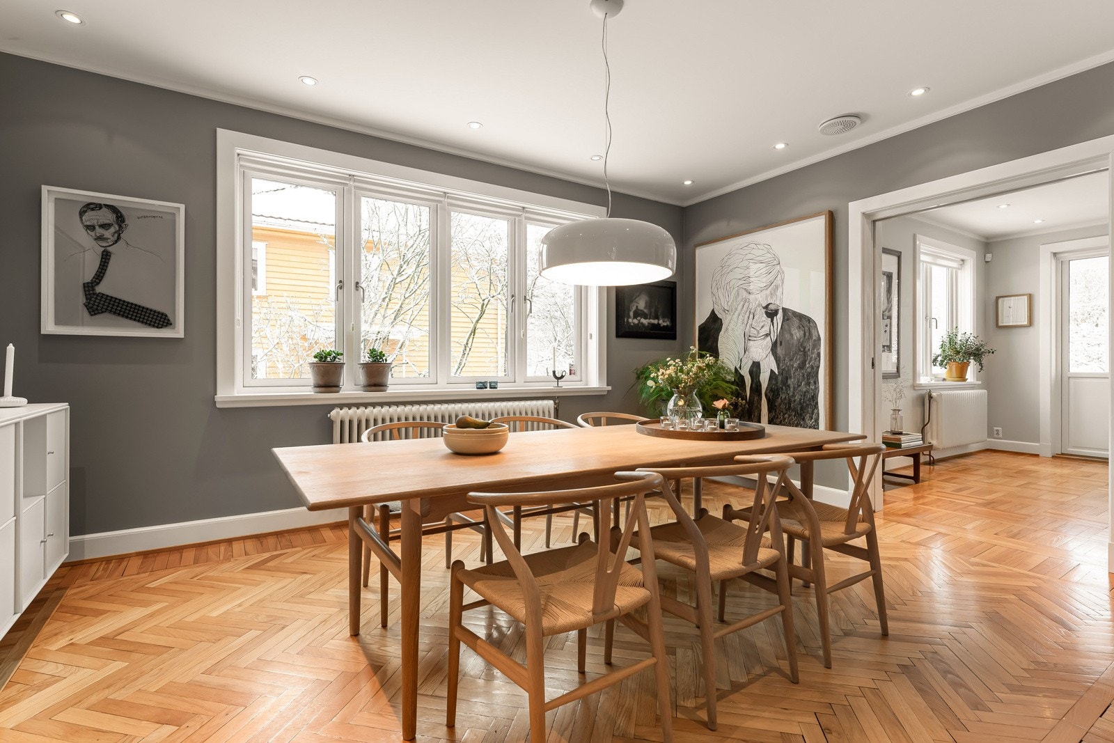 Både stuen og spisestuen har originale gulv i massiv eik som er slipt og overflatebehandlet. I spisestuen er gulvet lagt i fiskebensmønster. Galleribilde