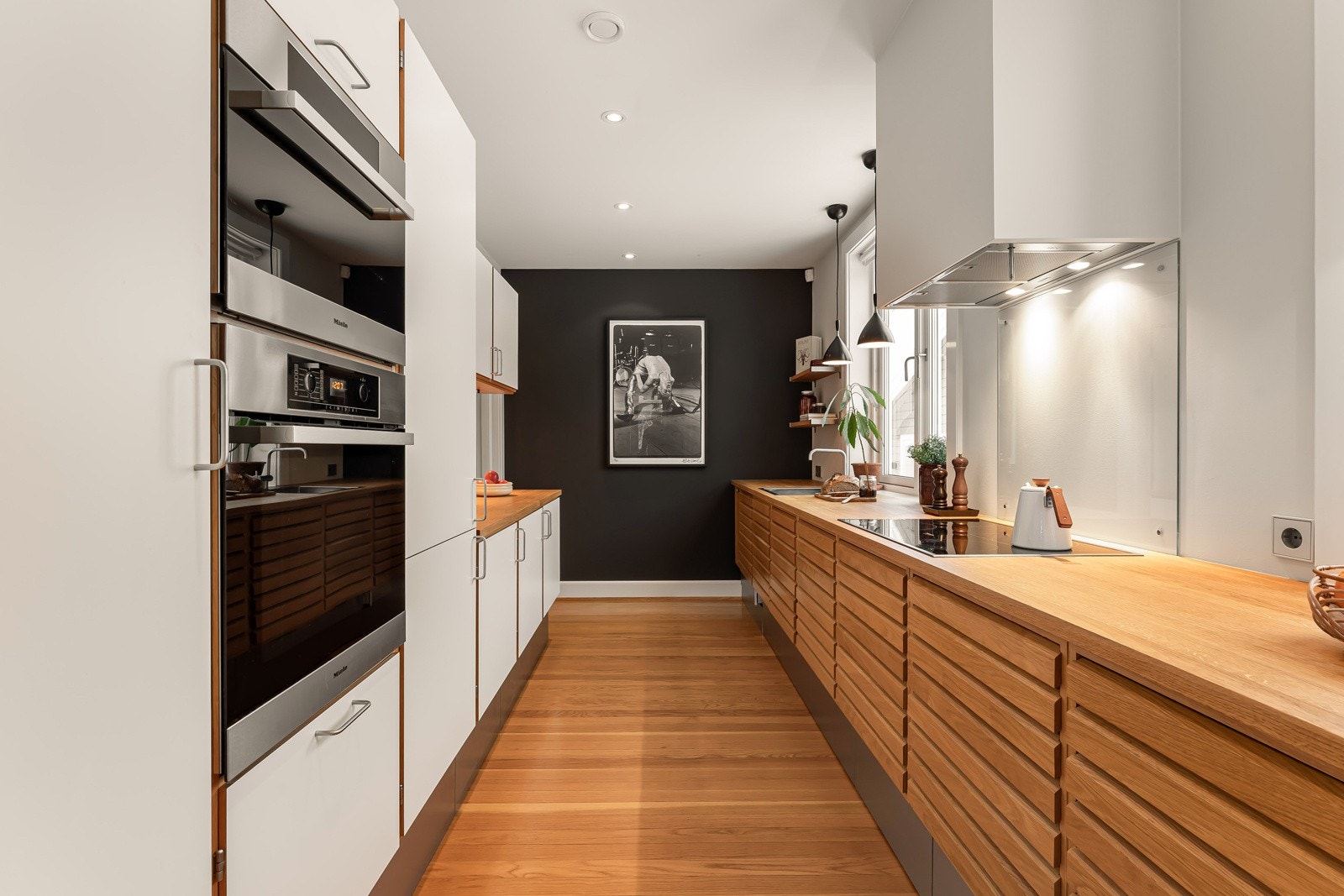 Innredningen fra Uno Form er holdt i et stilrent, klassisk design som kler boligen, og plassert parallelt langs to sider for god arbeidsflyt. Galleribilde