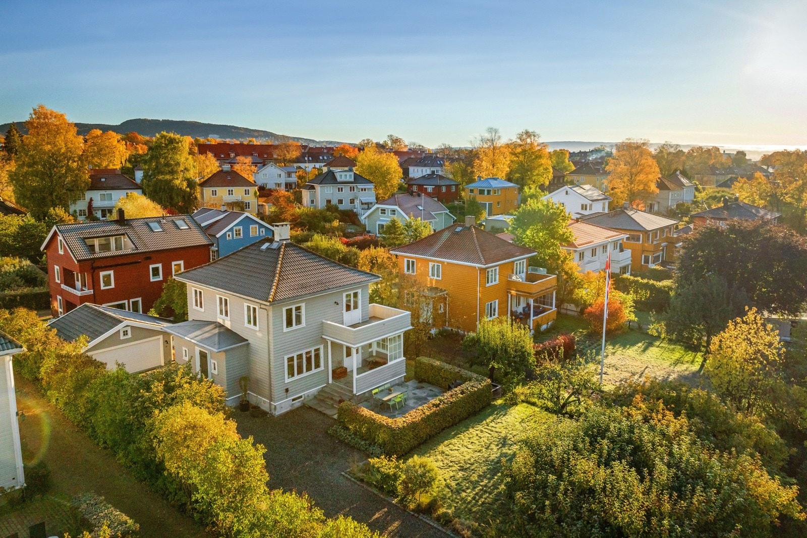 Tomten på hele 1154,7 m² har en svakt skrånende orientering mot sydvest, noe som gir gode solforhold gjennom dagen. Galleribilde