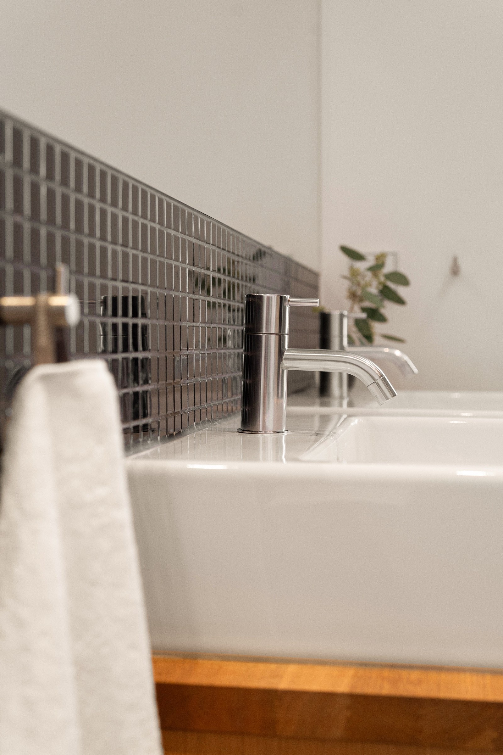 To toppmonterte servanter, fra Duravit, på servantmøbel fra Uno Form i eik. Armaturer fra Vola. Galleribilde