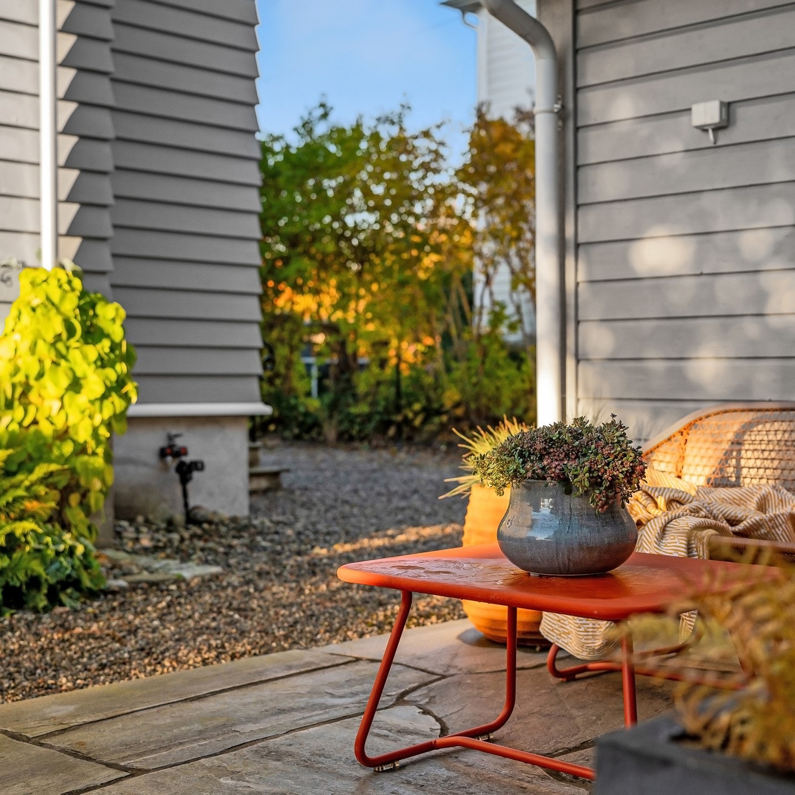 Ved siden av garasjen er det anlagt en koselig frokostplass. Galleribilde