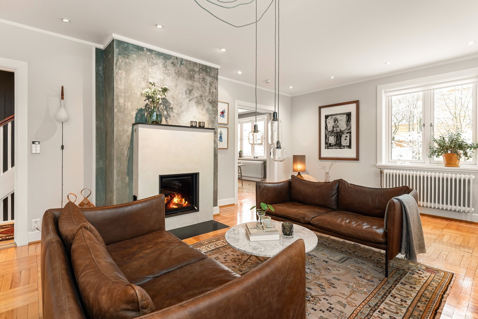 Stuen smykkes av en lekker, innfelt peis fra Brunner, med glassfront og stort flammebilde. Galleribilde