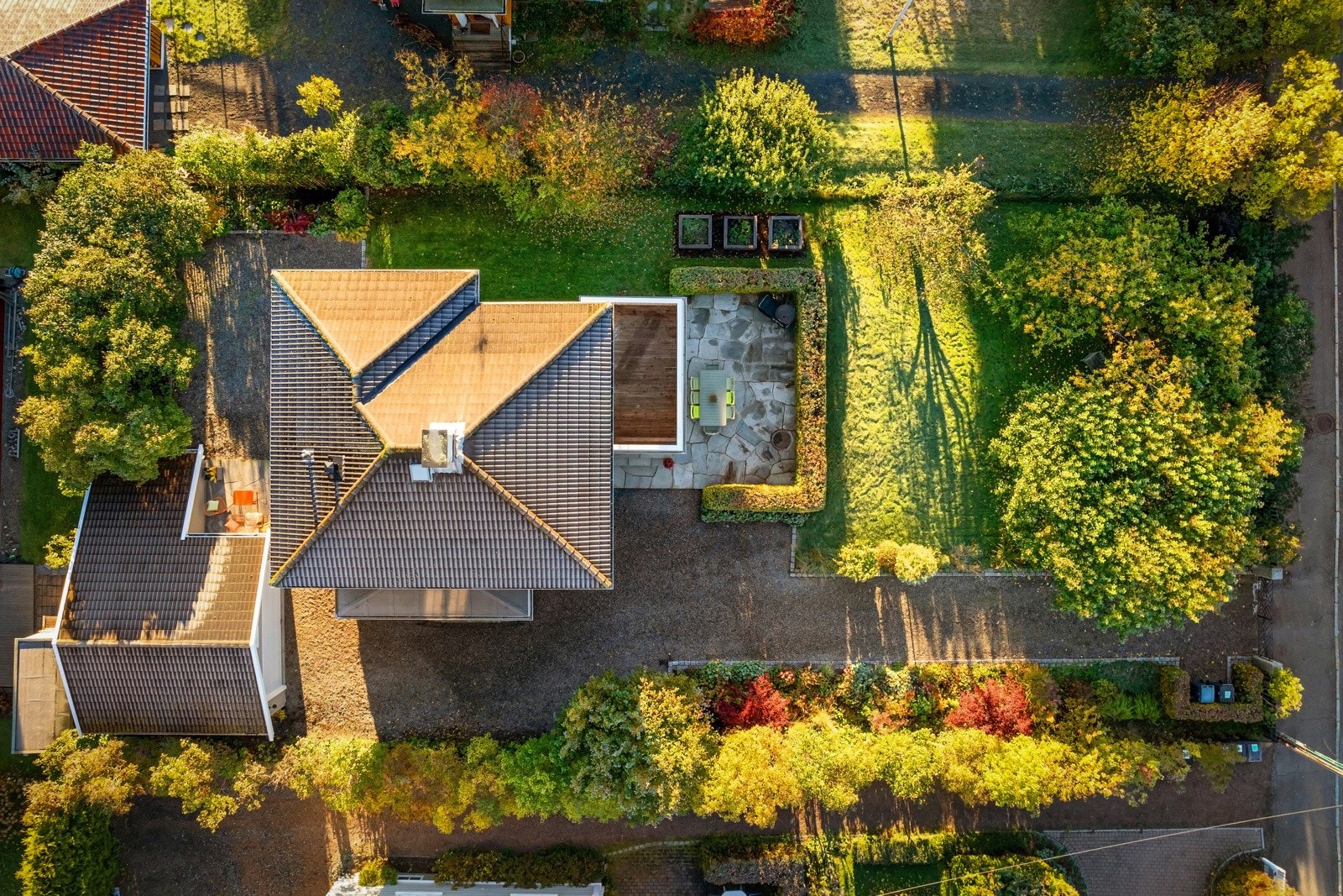 Hagen er designet med omhu av hagedesigner og har soner for enhver smak. Galleribilde