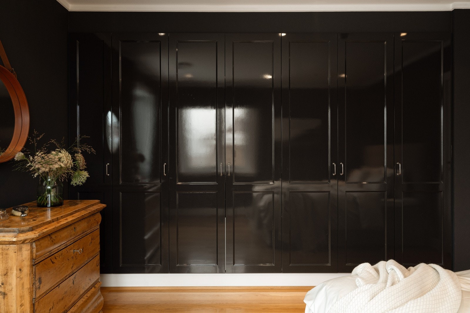 Soverommet har mørkmalte vegger, hvit himling med downlights og en hel vegg med plassbygde skap. Skapfrontene matcher fargen på veggene og er snekkerbygd etter mål. Galleribilde