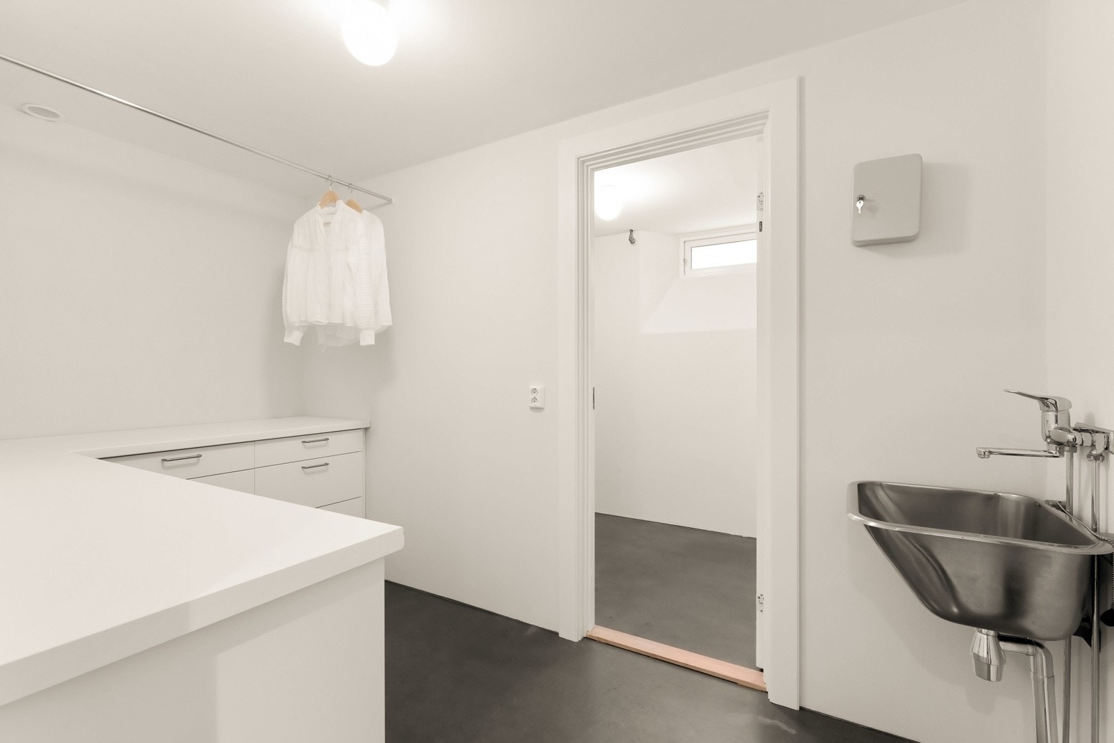 Vaskerommet i kjelleren er velinnredet og under benken er det nisjer med opplegg for vaskemaskin og tørketrommel. Galleribilde