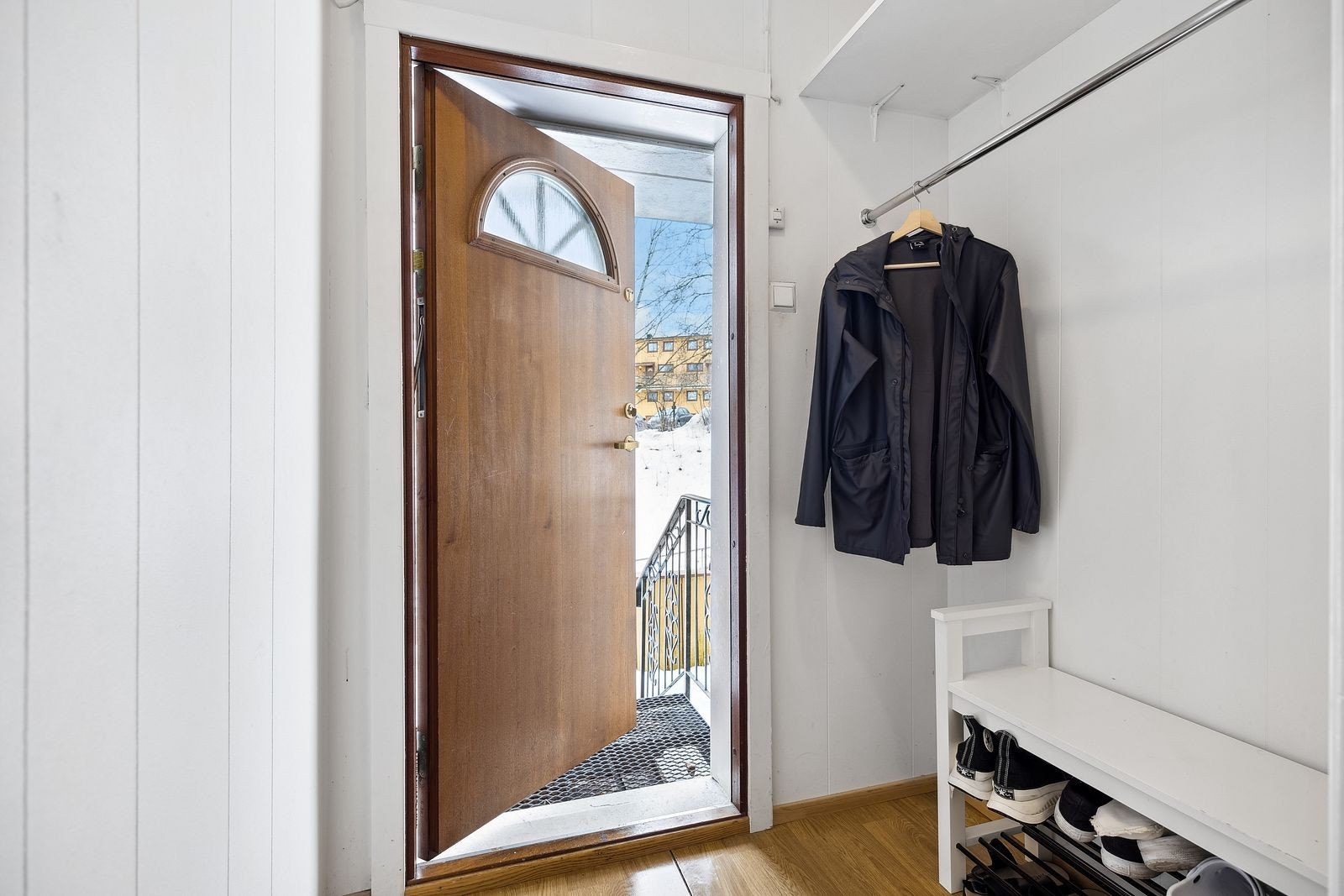 Velkommen inn! Entre med god plass til oppheng av klær og sko Galleribilde