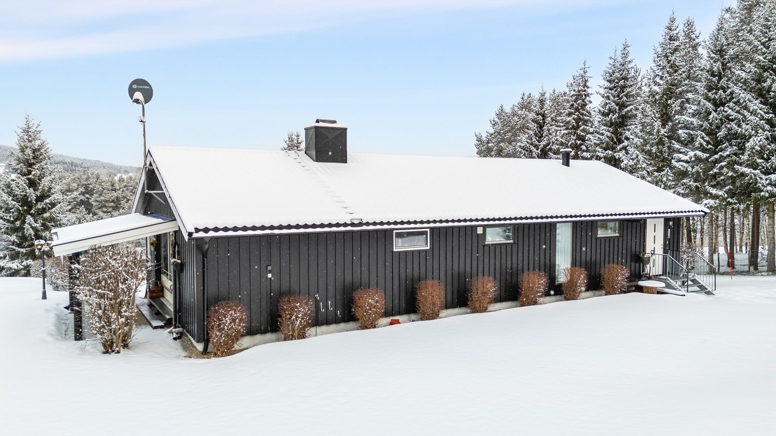 Det er mulig å gå inn både i 1.etasje og i sokkelen. Galleribilde