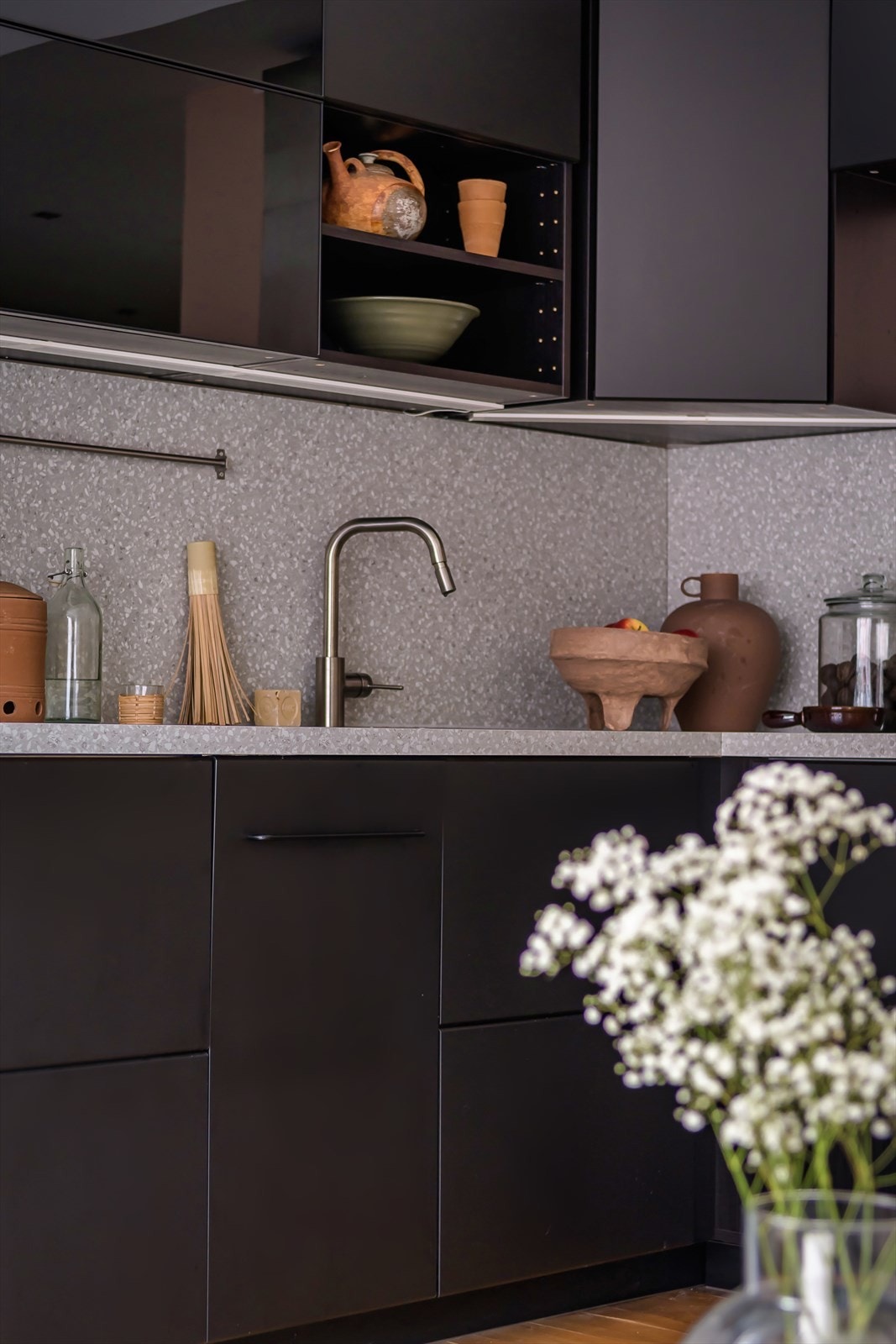 Kjøkkenet har integrerte hvitevarer bestående av kjøl/fryseskap, oppvaskmaskin, mikro, komfyr og platetopp Galleribilde