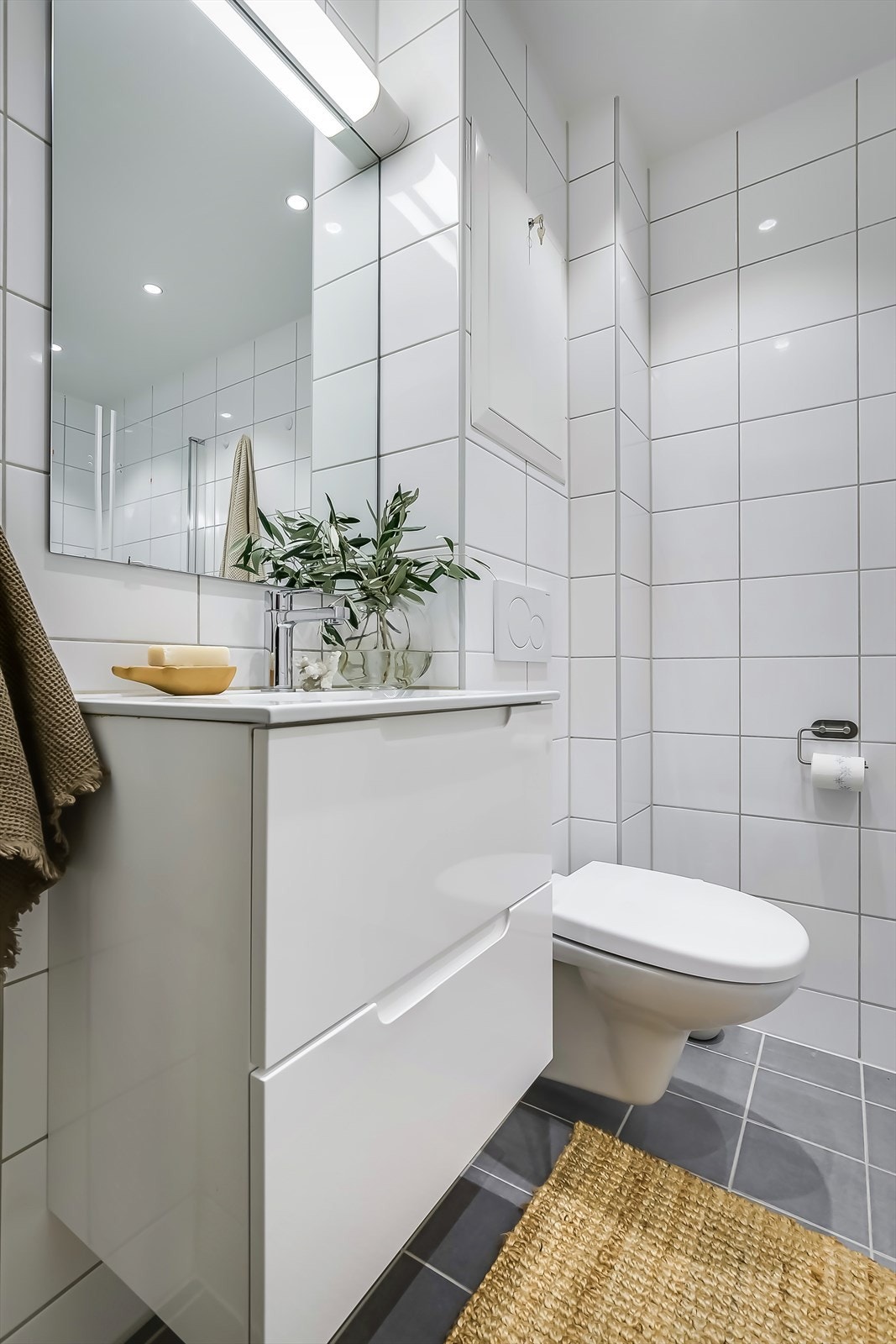 Pent, flislagt bad med varmekabler i gulv Galleribilde