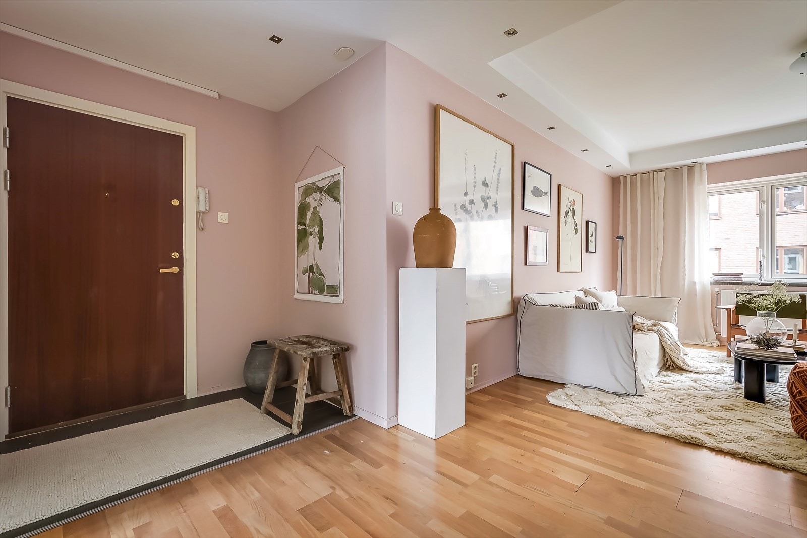 Innbydende entré med god plass til å henge fra seg yttertøy Galleribilde