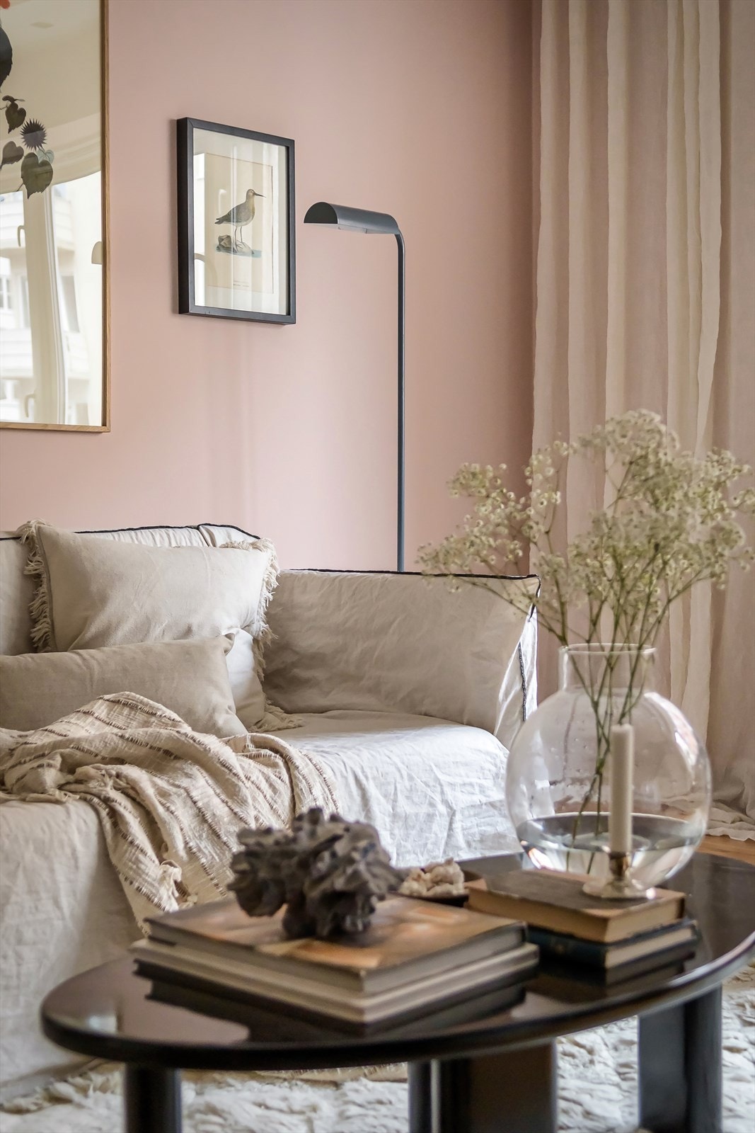 Delikat stue med god plass til sofa og tilhørende møblement Galleribilde