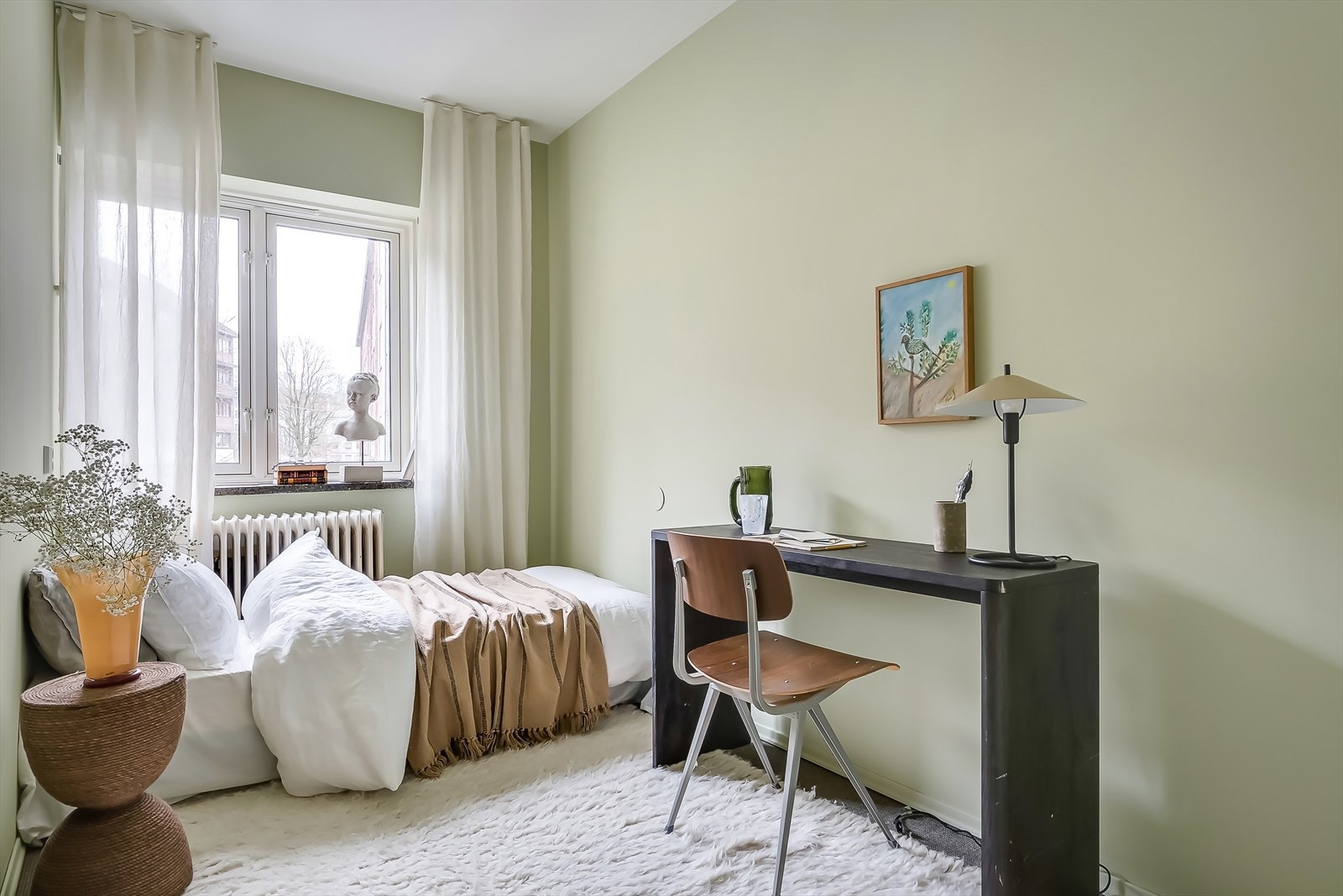 Det andre soverommet har plass til seng og tilhørende møblement, og egner seg også godt som hjemmekontor eller barnerom Galleribilde