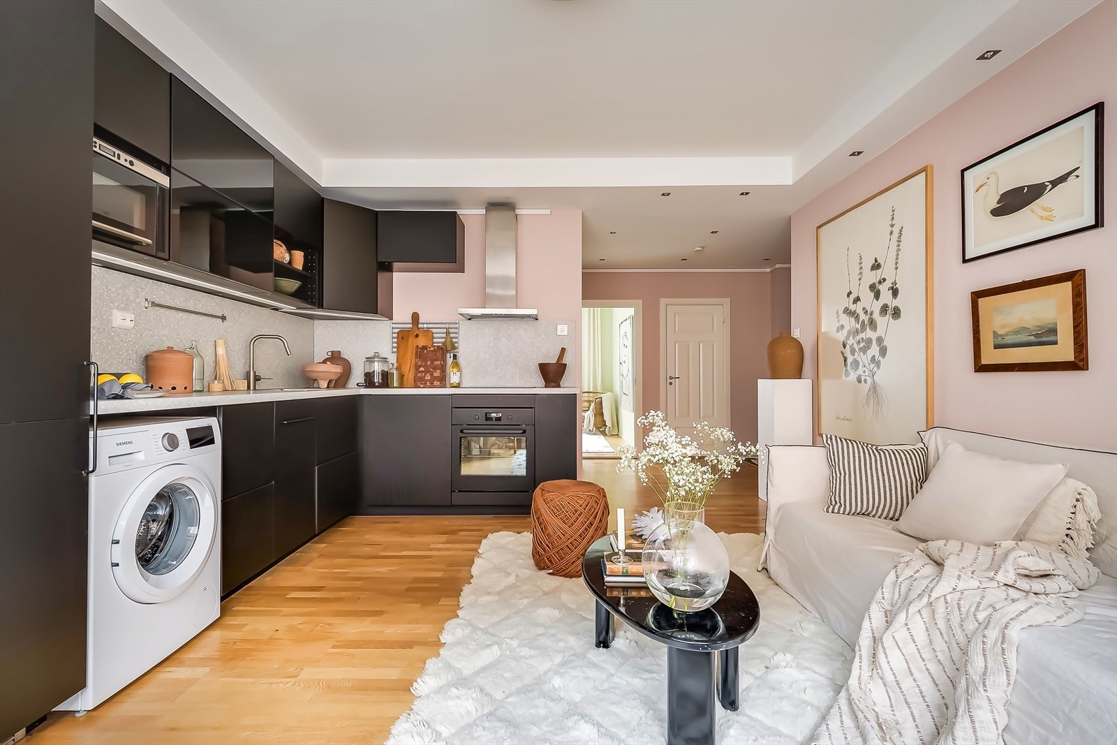 Stilfult og praktisk kjøkken med mørke fronter og laminat benkeplate med nedfelt kum med ett-greps blandebatteri Galleribilde