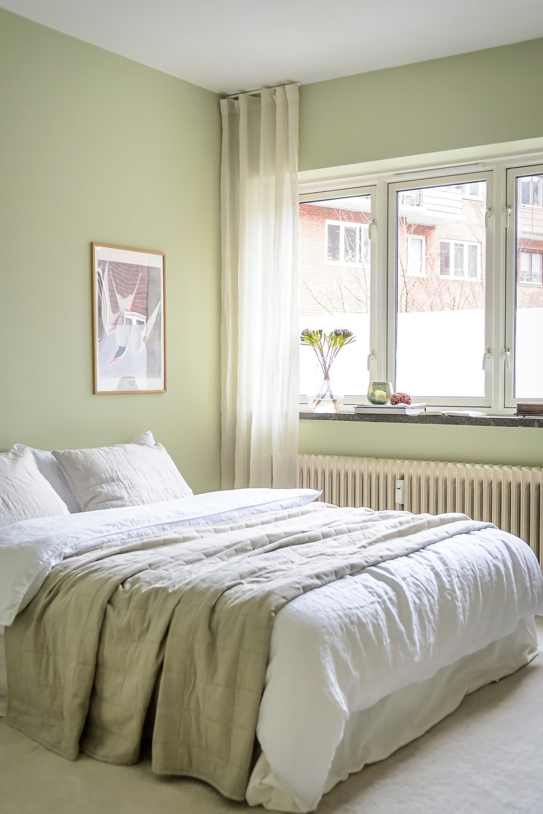 Hovedsoverommet har plass til dobbeltseng, nattbord og garderobeløsning Galleribilde