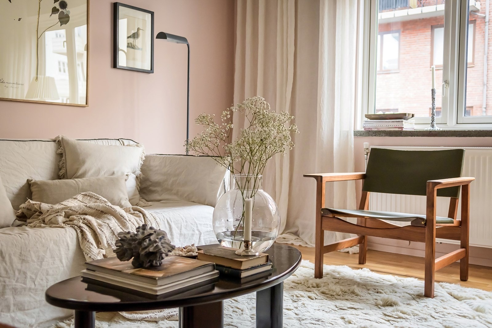 Leiligheten har store vindusflater med dype karmer, som sikrer fine lysforhold og gir en ekstra luftig romfølelse Galleribilde