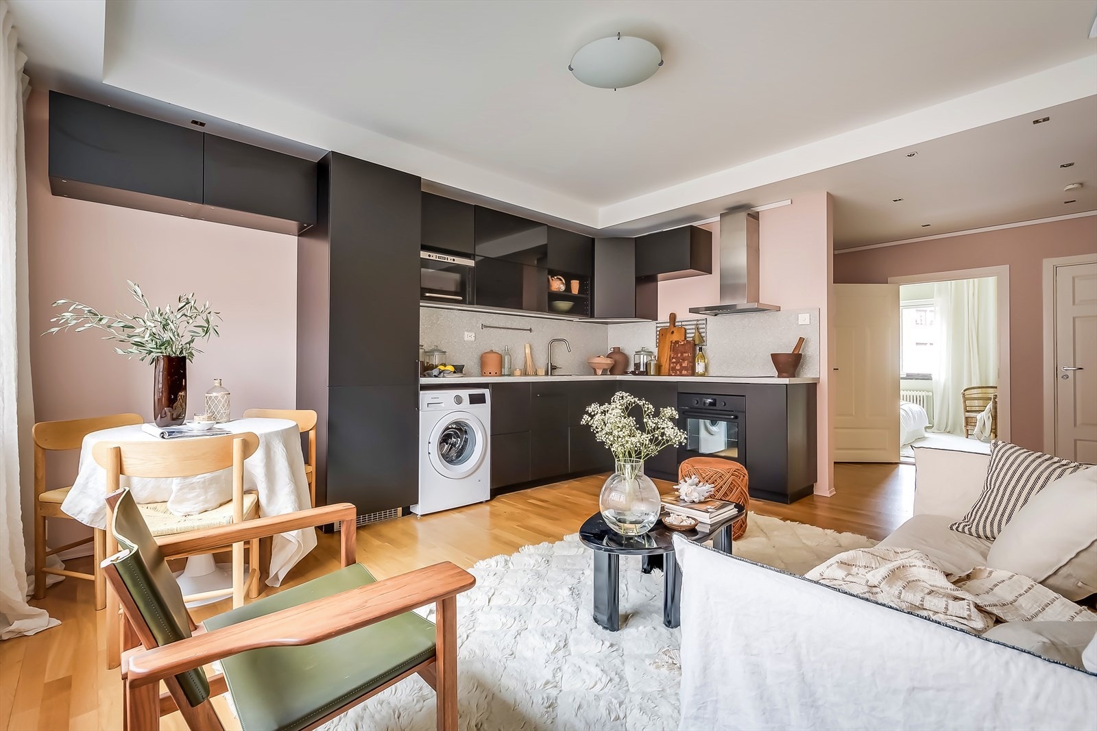 Kjøkkenet har fin utforming og rikelig med skap- og benkeplass Galleribilde