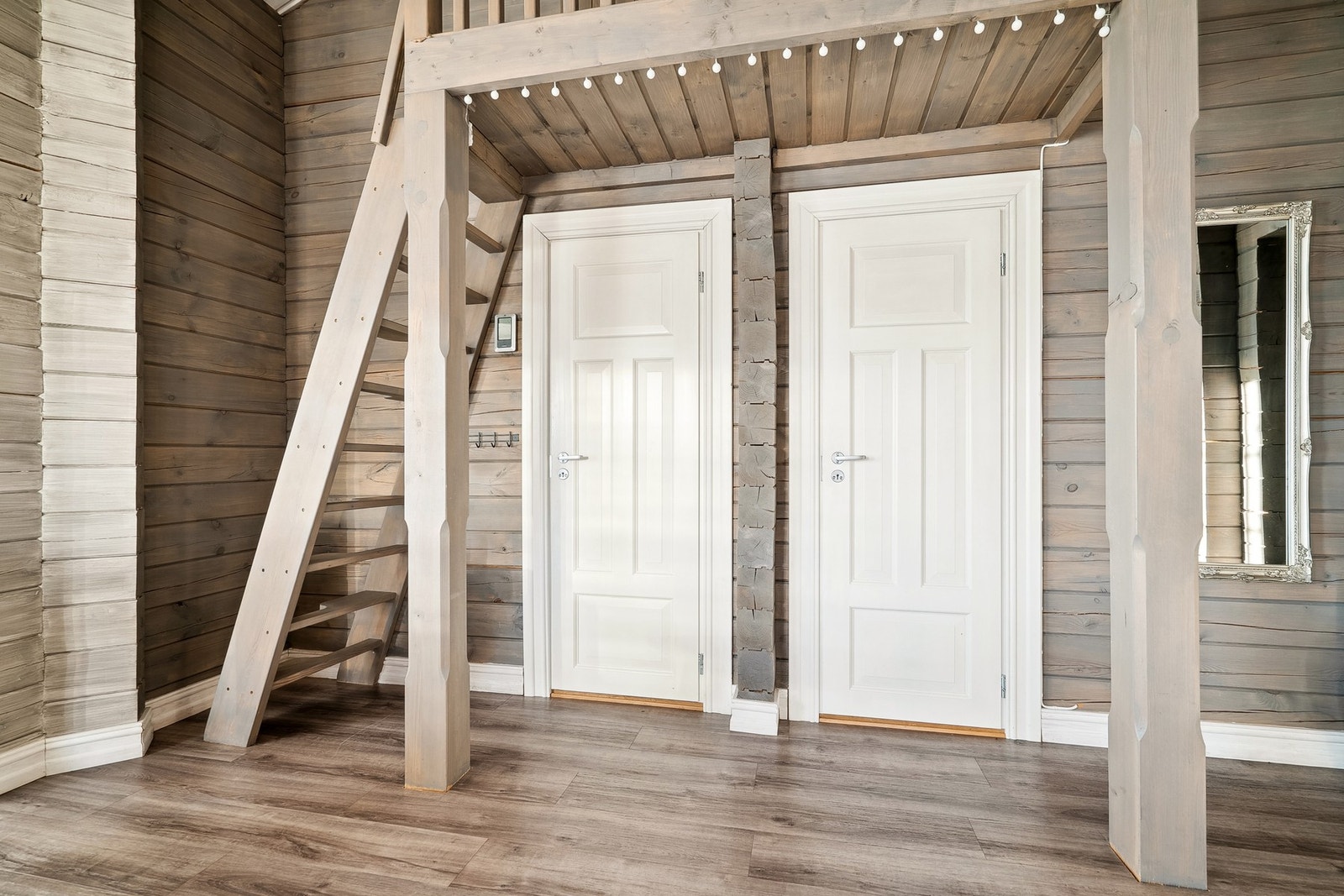 Inngang til soverommene og trapp opp til hemsrommene Galleribilde