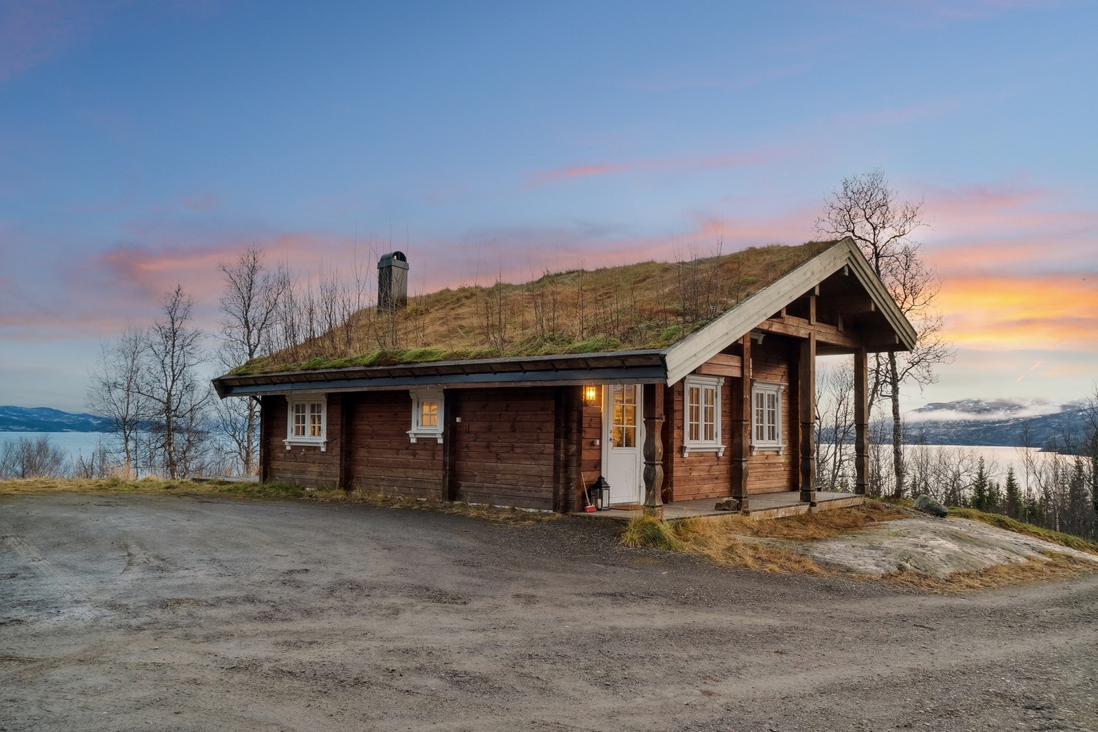 Koselig enebolig fra 2015 på fantastisk utsiktstomt. 2 soverom og 2 hemsrom. Galleribilde