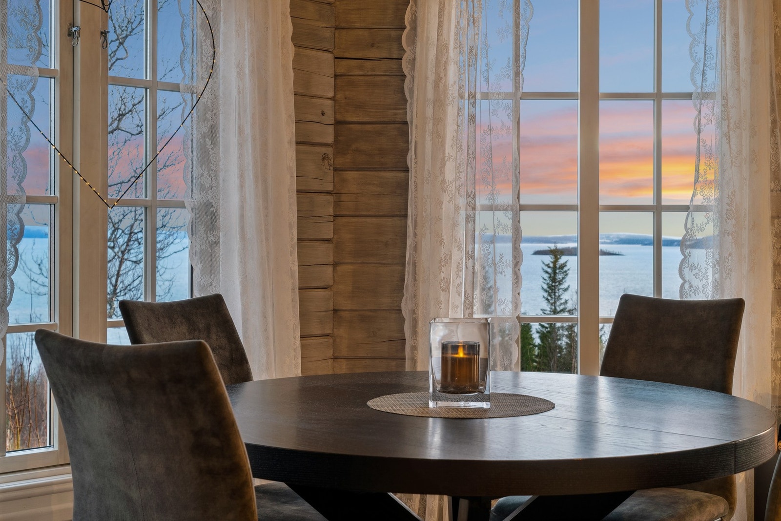 Her kan man nyte et godt måltid og den flotte utsikten Galleribilde