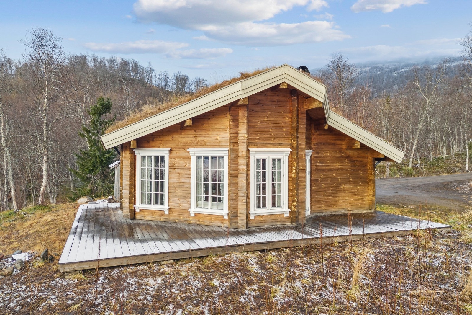 Det er terrasse rundt store deler av boligen Galleribilde