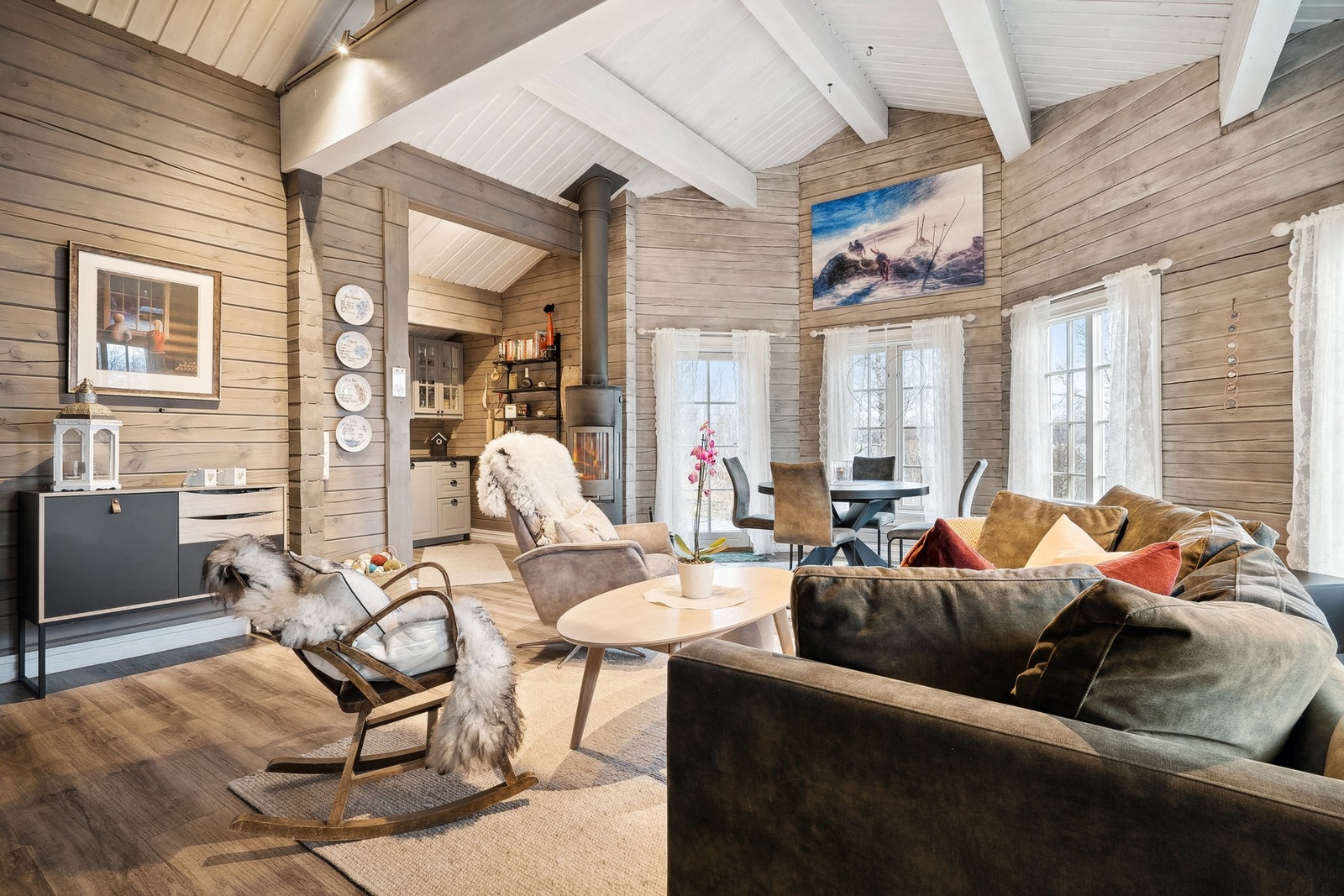 Det er både vedovn og varmepumpe til oppvarming Galleribilde