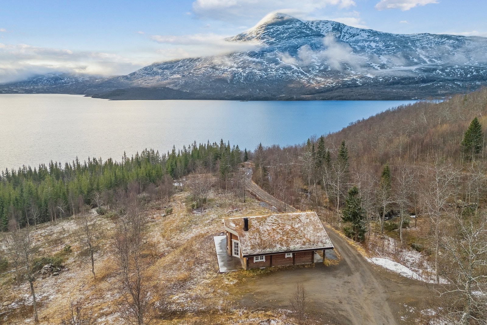 Dronebilde av boligen og nærområdet Galleribilde