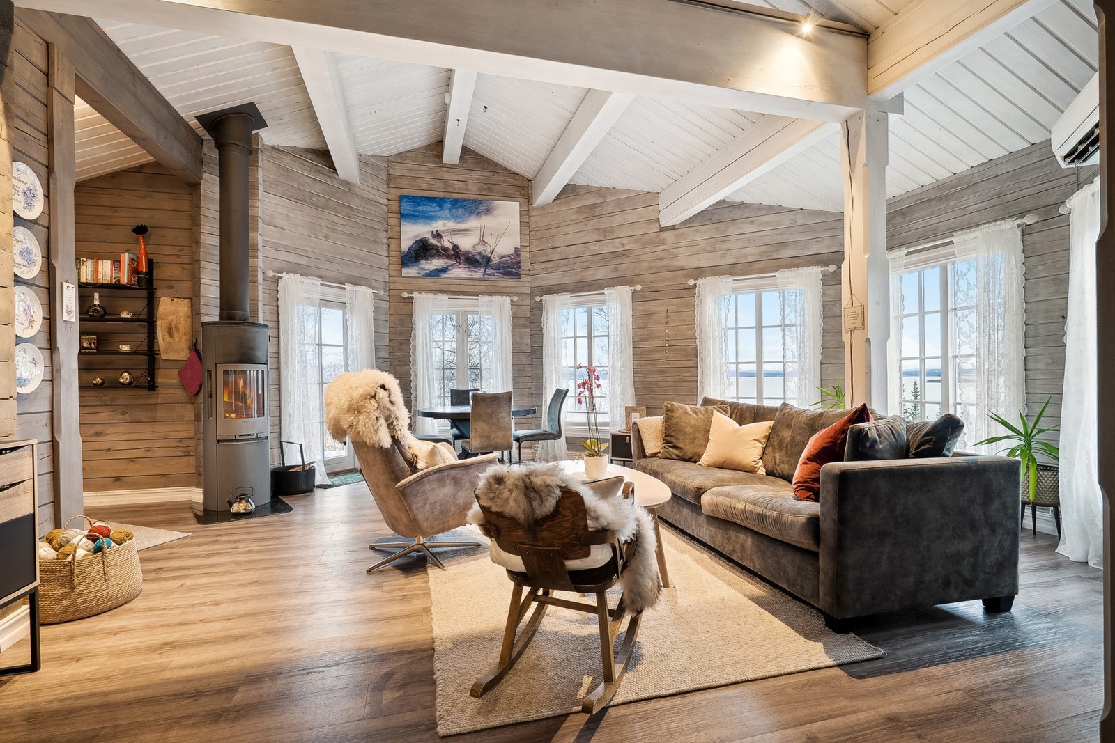 Veldig koselig bolig med god takhøyde i stuen Galleribilde